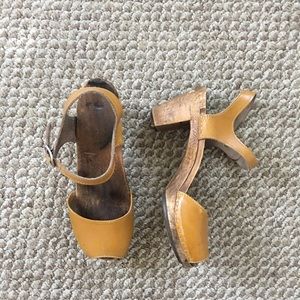 Maguba mustard yellow leather peep toe clogs